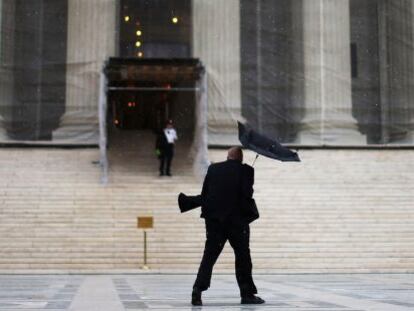 Un hombre pasa frente al Tribunal Supremo de EE UU, en Washington.