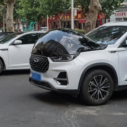 La ola de calor deja graves consecuencias en la carrocería: los coches inflados se hacen virales