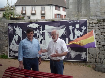 El exalcalde de Crocq, Jacques Longchambon (derecha), con Iñaki Gorroño, concejal de Gernika, en una foto del Ayuntamiento de Crocq.