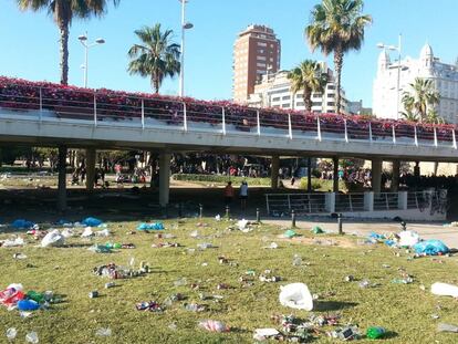 Imagen del tramo 9 del Jard&iacute;n del Turia, lleno de basura, durante la celebraci&oacute;n de una de las ferias. Foto cedida por los vecinos. 