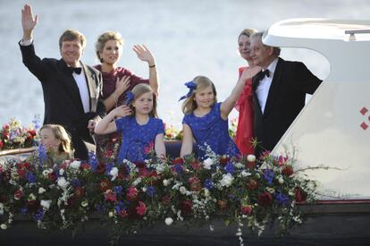 Paseo de la familia real holandesa por los canales de Ámsterdam (Holanda) tras la coronación del rey Guillermo de Holanda y la reina consorte Máxima.