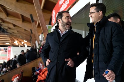 Desde la izquierda, Víctor de Aldama en el palco del Zamora CF el pasado domingo, junto a David Ángel Hernández, actual concejal del PP en la localidad y secretario del club en la etapa del comisionista.