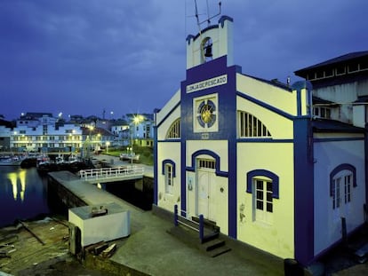 Lonjas antigua, de 1928, y moderna (al fondo), en Puerto de Vega.