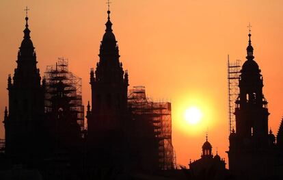 El sol sale sobre la catedral de Santiago de Compostela, esta mañana, en el comienzo del día con más horas del año y de la estación de verano.