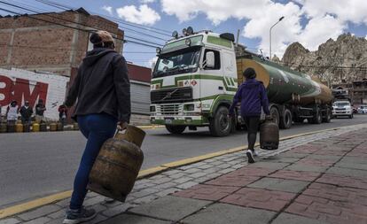 Moradoras de La Paz carregando botijões de gás, na terça-feira.