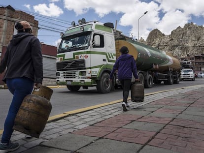 Moradoras de La Paz carregando botijões de gás, na terça-feira.