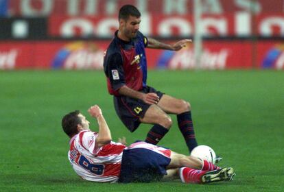 El jugador del Atlético de Madrid Rubén Baraja, en el suelo, lucha con Pep Guardiola en el partido Atlético de Madrid ( 0) - Barcelona ( 3) , de Primera División de la Liga 1999- 2000. (Este año el El Atlético de Madrid bajó a Segunda División).