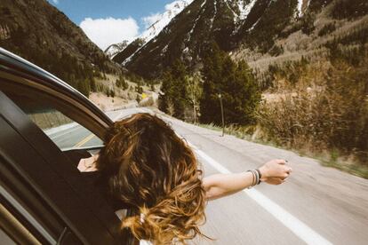 Mujer viajando en coche