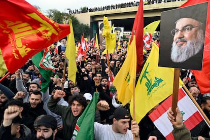 Simpatizantes de Hezbol protestan ante el aeropuerto de Beirut, el pasado da 15.