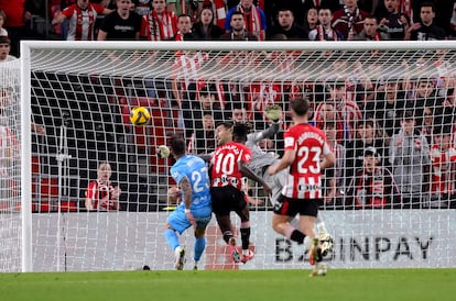 I?aki Williams (centro) marca el gol del empate ante el Mallorca.