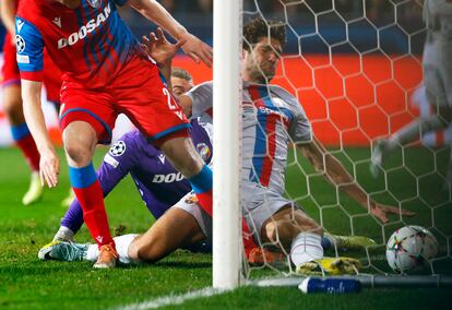 Marcos Alonso marca el primer gol contra el Viktoria Plzen, en el Doosan Arena este martes.