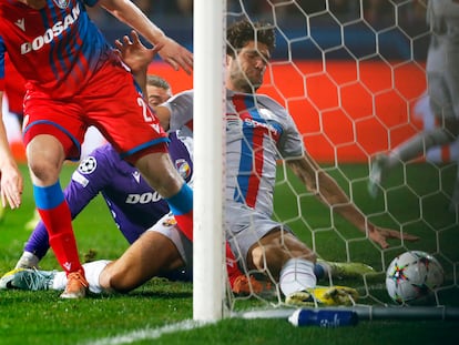 Marcos Alonso marca el primer gol contra el Viktoria Plzen, en el Doosan Arena este martes.