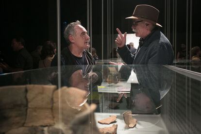 Ferran Adrià conversa con Eudald Carbonell en el ámbito de la exposición.