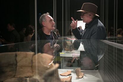 Ferran Adri&agrave; conversa con Eudald Carbonell en el &aacute;mbito de la exposici&oacute;n. 