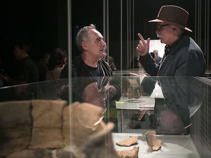 Ferran Adrià conversa amb Eudald Carbonell a l'exposició.