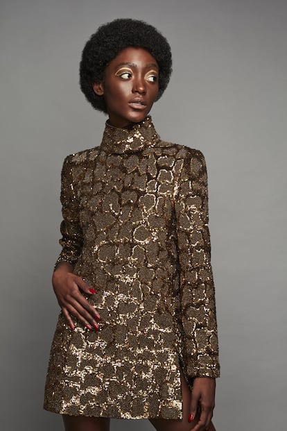 La modelo lleva sombra de ojos amarilla de la paleta Couture Colour Clutch, de Yves Saint Laurent, y vestido bordado de Celine.