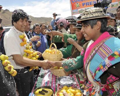 Evo Morales saluda a un grupo de personas el pasado domingo en Uyuni.