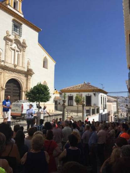 Concentración de vecinos frente a la iglesia de Teba.