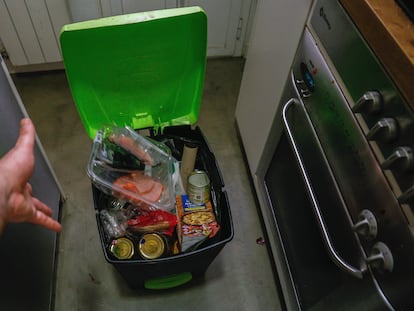 Alimentos caducados en el cubo de basura de un domicilio.