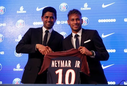 Neymar Jr y el presidente del PSG Nasser Al-Khelaifi posan con la camiseta del club.