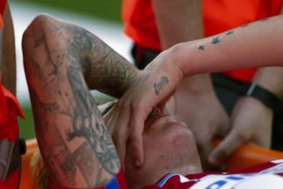 Giménez abandona el campo lesionado