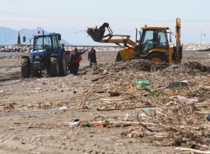 El temporal de los últimos días ha provocado múltiples desperfectos en las playas malagueñas, como la de Estepona.
