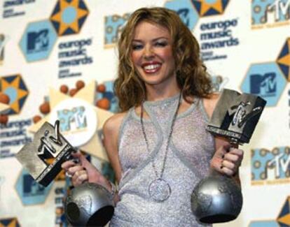 Kylie Minogue, con sus dos premios, anoche en la gala de MTV en Barcelona.