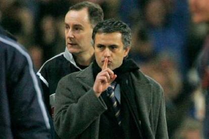 Mourinho manda callar al público tras el primer gol del Chelsea.