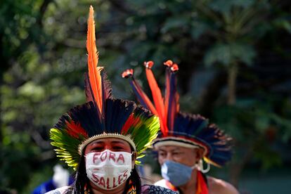 Mulher indígena protesta contra o ministro do Meio Ambiente, Ricardo Salles, em Brasília, nesta terça-feira.