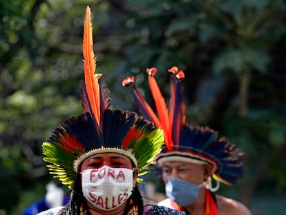 Mulher indígena protesta contra o ministro do Meio Ambiente, Ricardo Salles, em Brasília, nesta terça-feira.