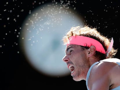 Nadal sirve durante el partido contra Mayer en Melbourne.