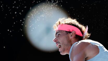 Nadal sirve durante el partido contra Mayer en Melbourne.