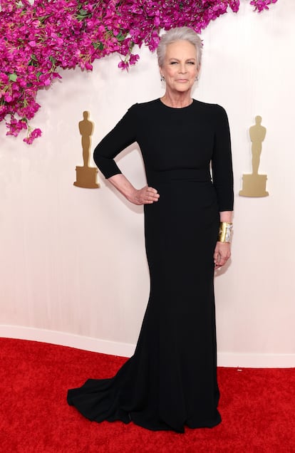 Jamie Lee Curtis apostó por un elegante modelo negro de Dolce & Gabbana con cola que hacía destacar el brazalete dorado que llevaba como complemento.