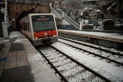 La nieve dificulta la circulación de varias líneas de Rodalies y de los Ferrocarriles de la Generalitat.
