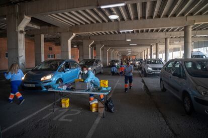 Reanudación de vacunación con Astrazeneca, en el garaje del estadio Nuevo Colombino perteneciente al Recreativo de Huelva, este miércoles.