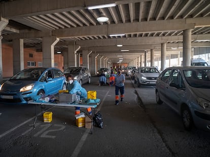 Reanudación de vacunación con Astrazeneca, en el garaje del estadio Nuevo Colombino perteneciente al Recreativo de Huelva, este miércoles.