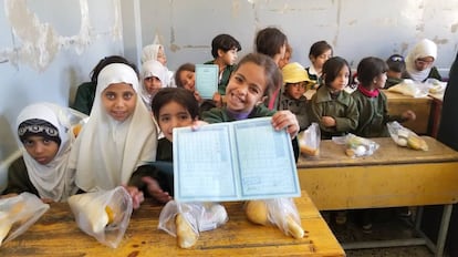 Las menores recogen su desayuno en una escuela de Saná, en Yemen.