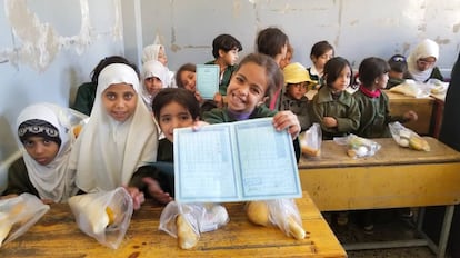 Las menores recogen su desayuno en una escuela de Saná, en Yemen.