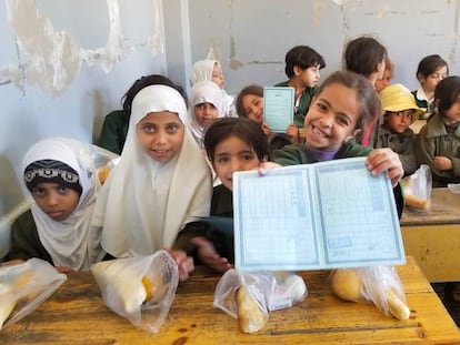 Las menores recogen su desayuno en una escuela de Saná, en Yemen.