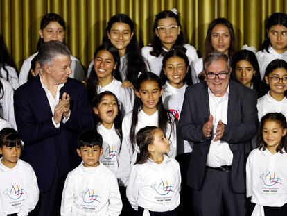 El expresidente Juan Manuel Santos junto a Rodrigo Londoño, líder del partido Comunes, aplauden junto al Coro de hijas e hijos por la paz durante la conmemoración de los siete años de la firma del acuerdo de paz con las extintas FARC.