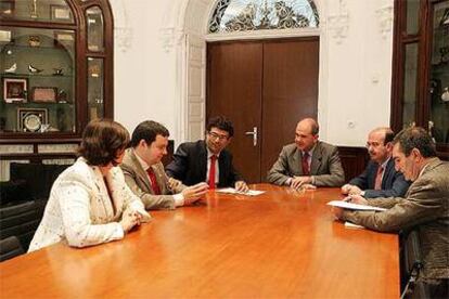 Manuel Chaves, ayer, en una reunión de trabajo celebrada con la Asociación de Jóvenes Empresarios de Andalucía.