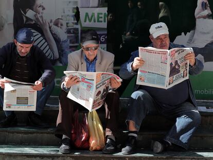 Tres hombres leían en Argel distintos periódicos pocos días después de la dimisión del presidente argelino Abdelaziz Bouteflika, en abril de 2019.