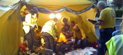 El Samur atiende a la víctima en un hospital de campaña.