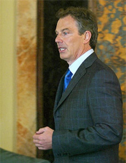 Blair, durante el anuncio del retraso de las elecciones en Irlanda del Norte.