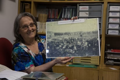 María Jesús López Fraguas muestra una imagen histórica de la colonia.