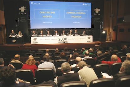 Vista general de la asamblea de compromisarios de Kutxa, en la reunin de 2008 en San Sebastin.