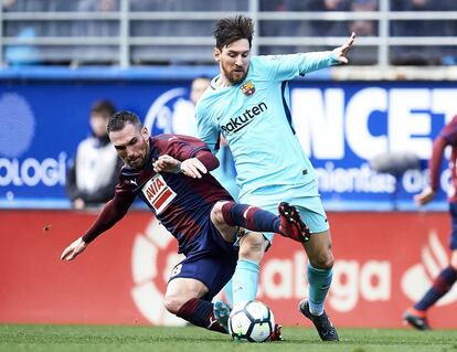 Lionel Messi (derecha) y Anaitz Arbilla luchan por el balón.