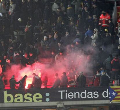 Una bengala en las gradas del Camp Nou el pasado martes.