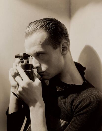 Retrato de Henri Cartier-Bresson assinado por George Hoyningen-Huene na foto do cartaz da exposição do Pompidou. A foto foitirada em Nova York em 1935 e pertence ao MoMa.