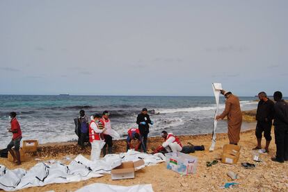 Las playas que se extienden entre Trípoli y la frontera con Túnez se han convertido en los últimos dos años en el bastión principal de las mafias que trafican con seres humanos, pese a la presencia de las patrulleras europeas.